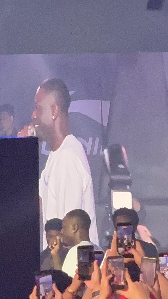 Jhune_ig's tweet photo. So happy to see @DwyaneWade in the flesh here in Manila 🇵🇭! Not face to face but my heart is filled! The best blocking SG of all time! #TheFlash⚡️
Thank you @tobyssports / #LiningPH #Tadhana #MakeYourOwnWay #WayofWade https://t.co/AYXQhXI0R9