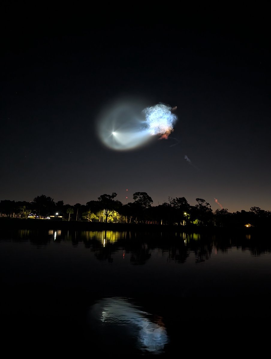 tropicalupdate's tweet photo. Jellyfish! View from Tampa this AM. Incredible!!! https://t.co/vB4fa7Qm7L