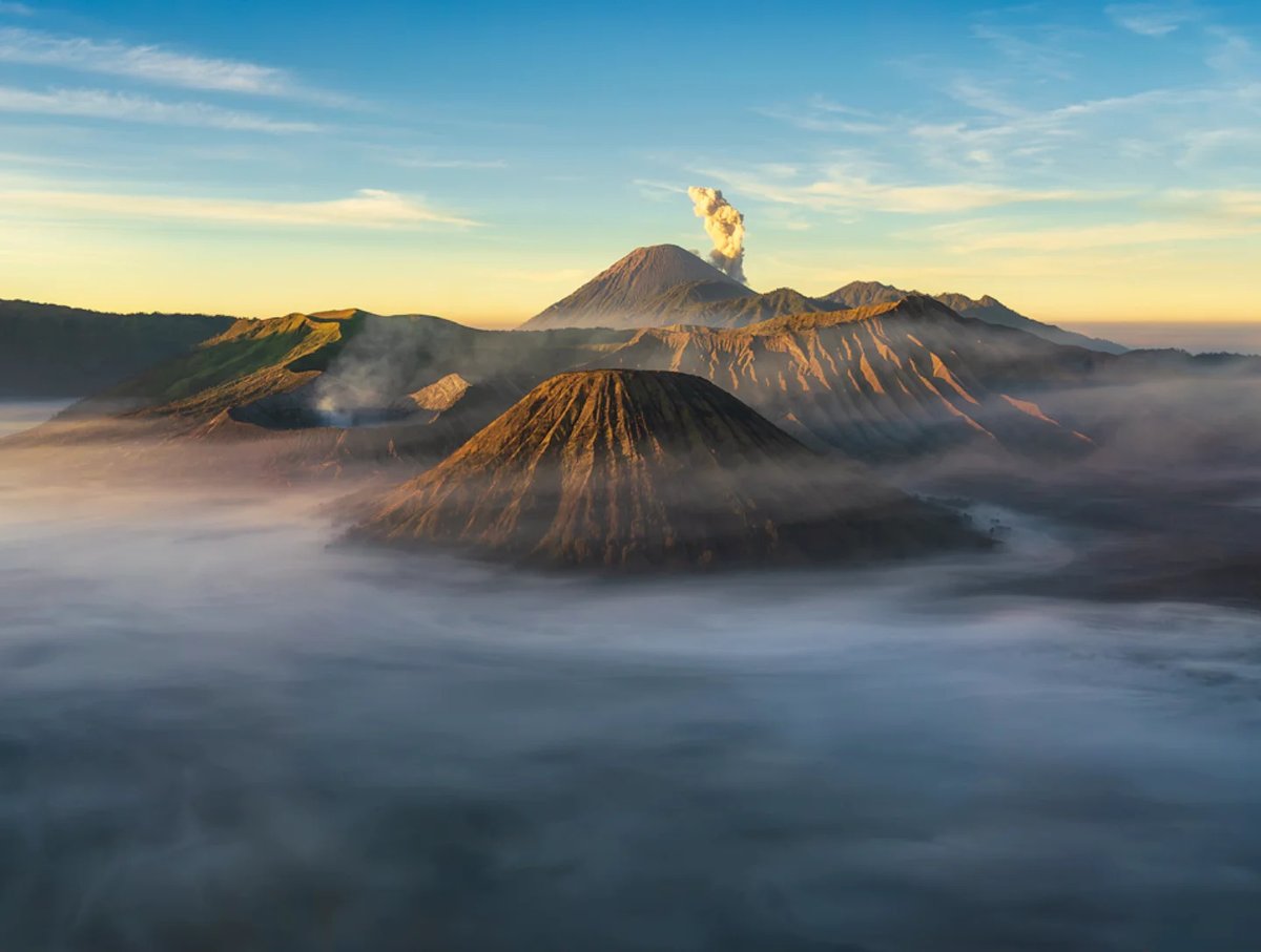 yardim061250's tweet photo. Golden light spills across Mount Bromo at sunrise. https://t.co/kpy7W4fdYa