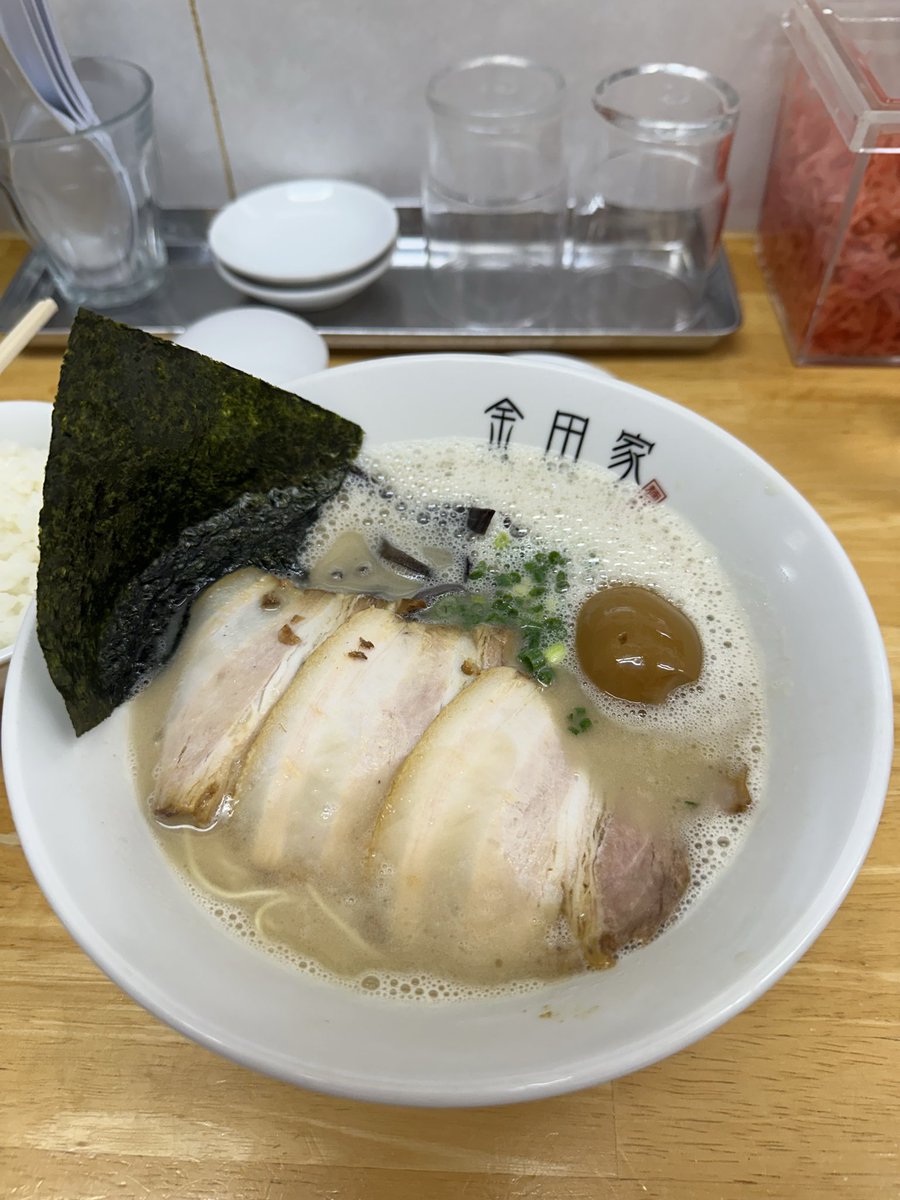 kjnm1001's tweet photo. 金田家🍜おとくなセットに特製煮玉子トッピング🥚久しぶり食べたけどやっぱり美味しい🤤遠いので本当にたまにですけど、また食べに行きます🤔ご馳走様でした🙏
＃豚骨ラーメン　＃ラーメン　＃黒豚とんこつ　＃行橋　＃金田家　＃麺活　＃煮玉子　＃北九州ラーメン https://t.co/nVMOsdBF6N