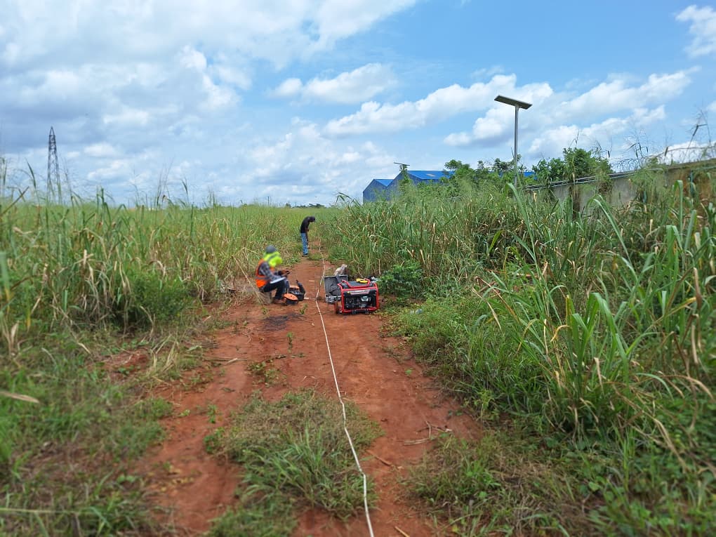 Geo_Fellas's tweet photo. 🌍 Taking geoscience to the field! ⛏️
📍 Sagamu, Ogun State, where the Geofellas team is on the ground conducting geophysical surveys to uncover what lies beneath. 🔍
📞 +234 813 324 9851
#Geofellas #GeophysicalSurvey #Fieldwork https://t.co/T5FMsHGhmJ
