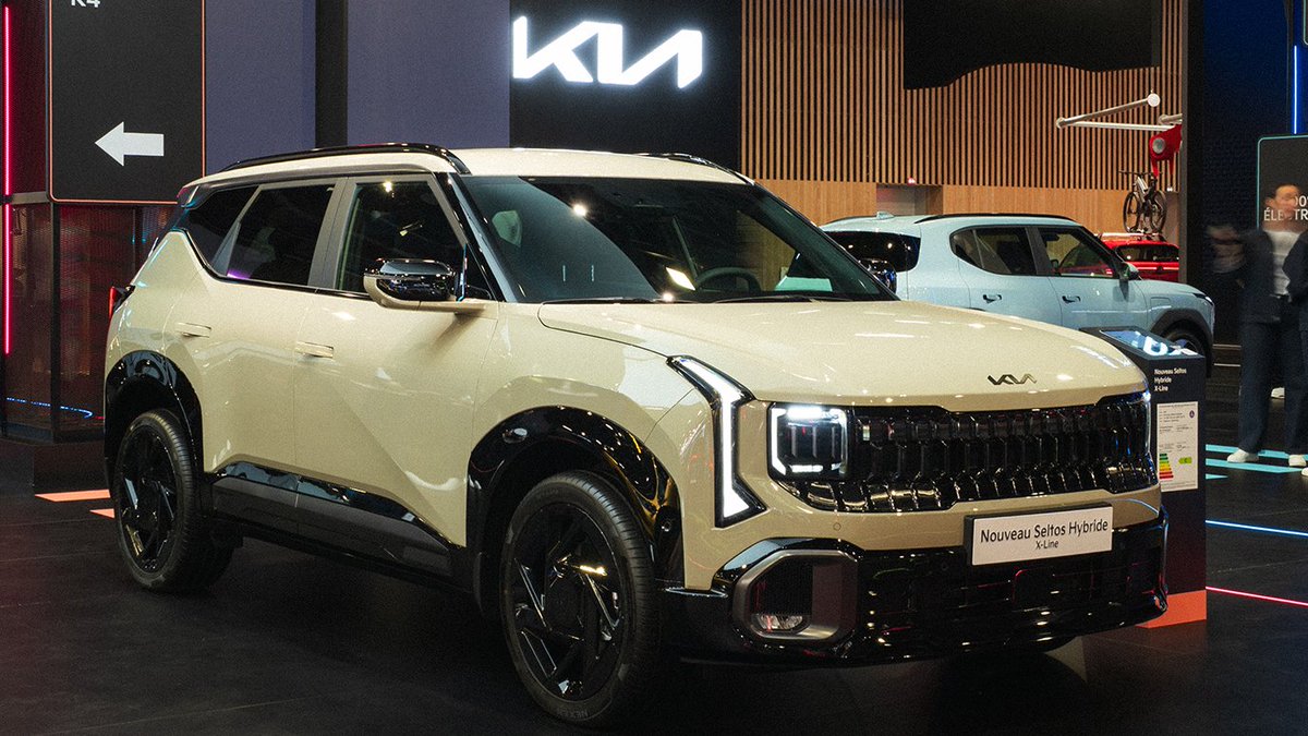 MotorOctane's tweet photo. India-Bound Kia Seltos Hybrid First Look!

-> Seltos strong hybrid shown at the Paris Motor Show
-> Coming to India next year
-> Same 1.6L turbo petrol hybrid as the Sorento, but with a 6DCT
-> India-spec model to remain front-wheel drive (expected) https://t.co/bmr45048Z3