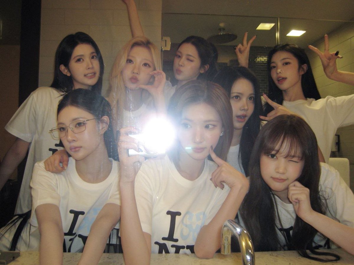 yeonh2h's tweet photo. Celebrating another year of the prettiest and most amazing older sister, Ian 언니. 🥳🎁 https://t.co/gigXcRZG8g