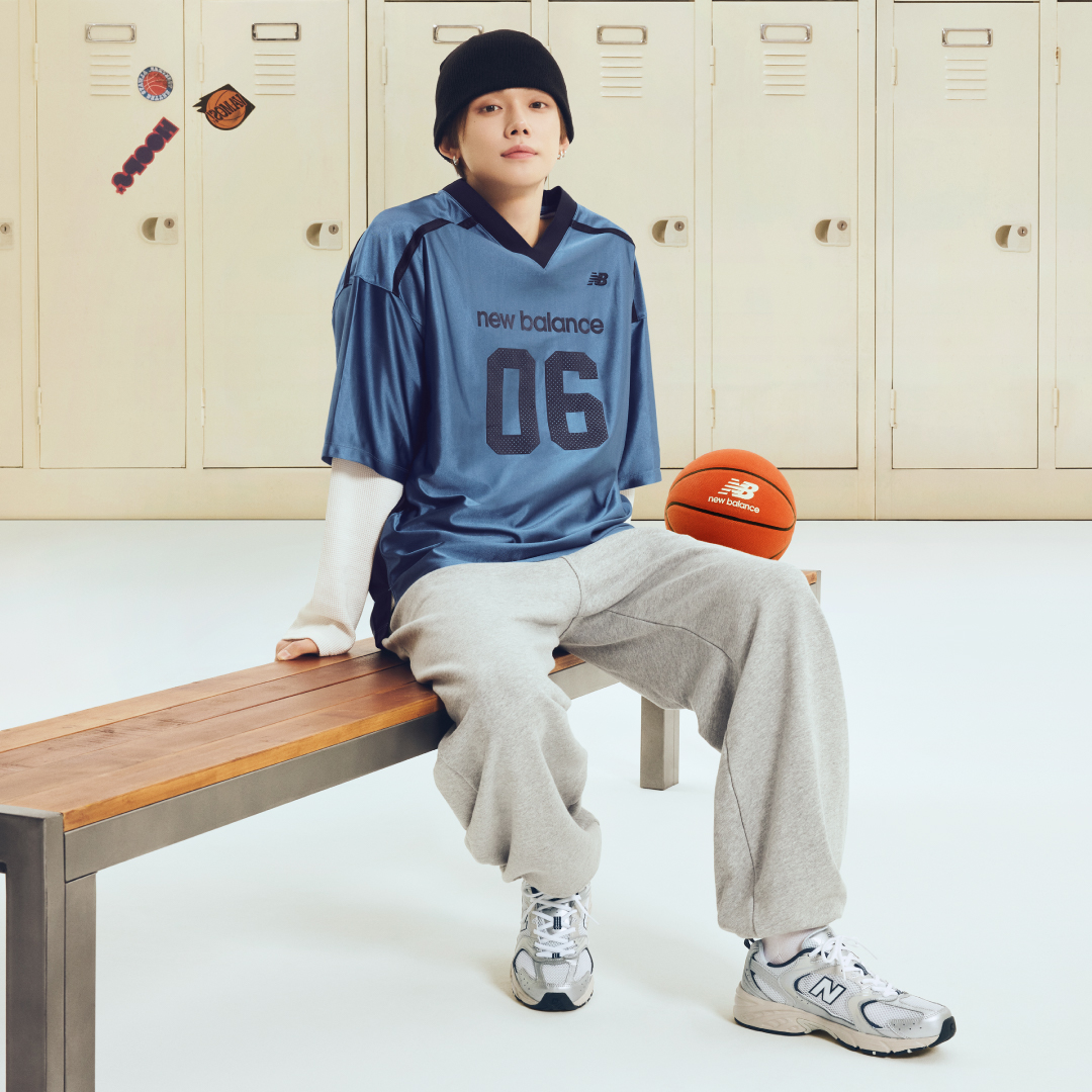 ABCMART_INFO's tweet photo. Always better Together.
一緒にいよう。一緒に着よう。

✨TOMORROW X TOGETHERがニューバランスのアパレルを着用してABC-MARTに再び登場✨

今回のテーマは「Campus Life」。

放課後、バスケ部の部室の前を通ると、
ベンチでひと息つくYEONJUNさん🏀

ふと見かけたのは、肩の力が抜けた自然体な姿。
そんな何気ない瞬間も、キャンパスライフのひとコマに。

ニューバランスを自分らしく着こなすYEONJUNさん。
ブルーのトップスにグレーのパンツを合わせたスポーティーなコーディネートと、ニット帽をプラスしたラフな着こなしにも注目です👀

同じキャンパスで過ごす、何気ない毎日にも。
お気に入りのスタイルを見つけてみてください💙

ABC-MARTでぜひチェックしてください✨

👉ABC-MART
https://t.co/REo181ubTM
👉ABC-MART GRAND STAGE
https://t.co/2InAG3T9Nf

@TXT_bighit_jp 

#TXT #TOMORROW_X_TOGETHER #newbalance #abcmart