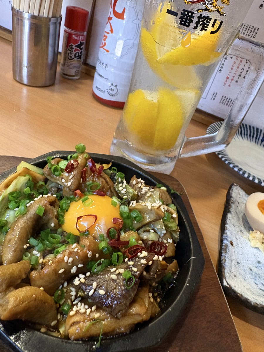 yuiyui4404's tweet photo. ホルモン焼き、
熱々のホルモンも好きだけど、油と味噌でクタクタになったキャベツも好き。それをレモンサワーでかきこむ https://t.co/foQzIHci6N