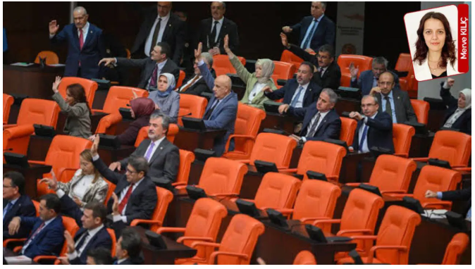 KeremSerindere1's tweet photo. 📌 FON TEKLİFİNE MAĞDUR VEKİLLERDEN İTİRAZ: ANAPARA GÜVENCESİ YOK!

Cumhuriyet’in haberine göre, fon mağduriyetlerine ilişkin kanun teklifinde anapara güvencesinin bulunmaması, mağdur vekillerin itiraz ettiği başlıklar arasında yer alıyor.

Fon yatırımcılarının temel beklentisi açık:

▪️ Öncelikle anaparanın korunmasına yönelik somut bir güvence oluşturulması.

▪️ Mağduriyetlerin giderilmesi için şeffaf ve net bir ödeme takvimi açıklanması.

▪️ Fonlardan elde edilen gelirlerin ve geri kazanılan varlıkların ilgili fon havuzlarına aktarılması.

▪️ Yatırımcıların haklarının korunması ve sürecin adil yürütülmesi.

Unutulmamalıdır ki mağdurların en önemli beklentisi, yıllarca biriktirdikleri birikimlerine mümkün olduğunca yeniden kavuşabilmektir.

Düzenleme hazırlanırken mağdurların itirazları ve talepleri dikkate alınmalı; belirsizlikleri giderecek, güven veren bir yol haritası ortaya konulmalıdır.

#tasfiyehavuzu #TBMM
