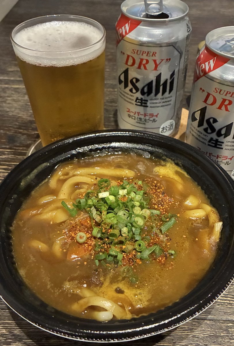yoshimasa4444's tweet photo. 秋の夜風が涼しいので
温かいものが欲しくなり🤗
今宵も乾杯🍻✨🍻✨🌹🌙

#晩酌　#ビール　#スーパードライ
#カレーうどん　#体調くずした💦 https://t.co/MhbFScKITL