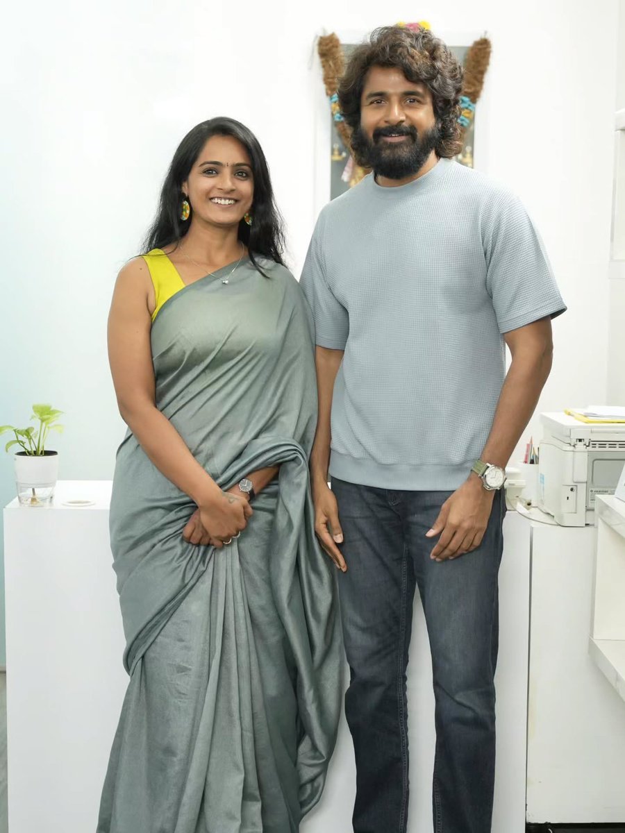 Thiraiyulagam's tweet photo. ‘மொத ராத்திரி’ படக்குழுவினரை நேரில் அழைத்துப் பாராட்டிய நடிகர் சிவகார்த்திகேயன் !
#ModhaRathiri #Sivakarthikeyan #Anishma #IniyaRam #SumithraDevi #NeelamThiraiyUlagam https://t.co/0lur1IbLJP