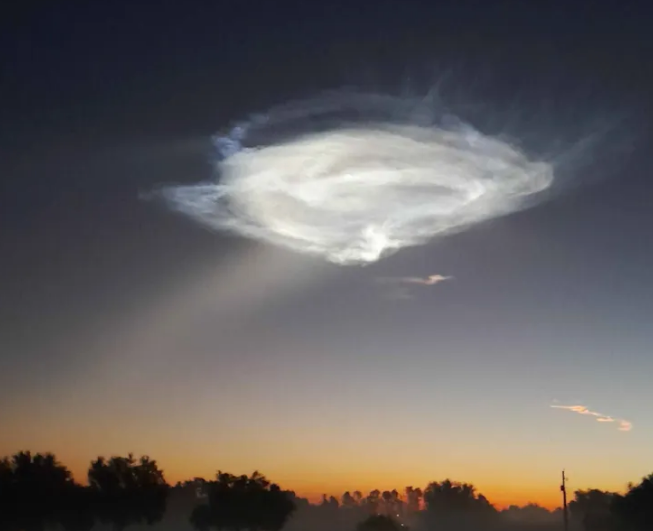 realSolidius's tweet photo. went out for a morning piss and these retards over at SpaceX are trying to break through the firmament again https://t.co/mgp7IT9TOR