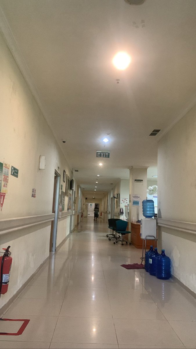 nuggetjoon's tweet photo. Makasih ya 2024-2025 bpjs🥹
Bapak aku kemoterapi 7 kali, sinar radiasi 35 kali, ct scan 6 kali, ranap tak terhitung jumlahnya, transfusi darah puluhan kantong dan semua perawatan kanker yang mahal itu semuanya gratis🥹
Meskipun semuanya gak bikin bapak sembuh… https://t.co/MBjRz5nkw5