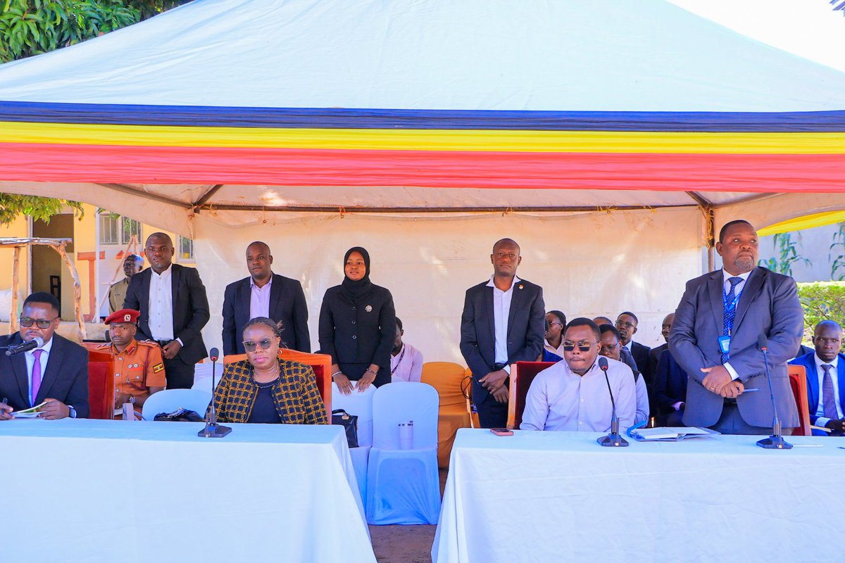 LAlionzi's tweet photo. This morning, I joined the Resident Judge of Arua High Court Circuit, Hon. Lady Justice Grace Magala, as Chief Guest at the opening of a plea bargain camp at the Male Section of Arua City Prison.

The camp is expected to process plea bargains for more than 100 inmates today. https://t.co/xvhc5P6GmX