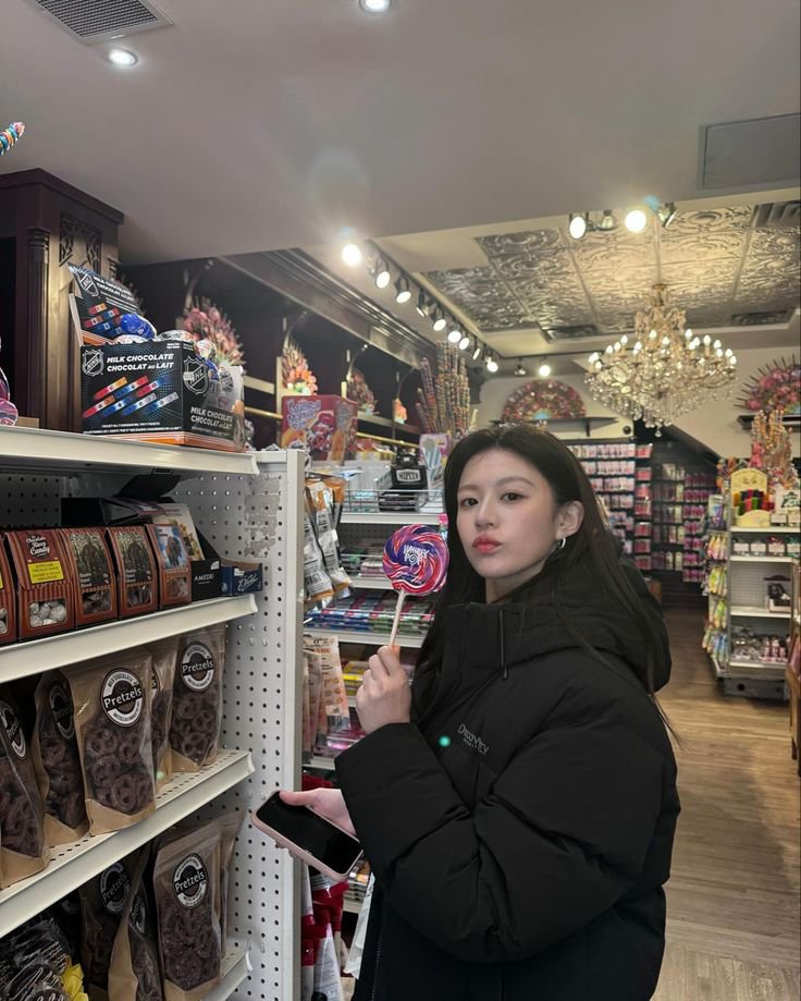 Younzuung's tweet photo. Younjung nak ini bole? https://t.co/4En5IHHb5f