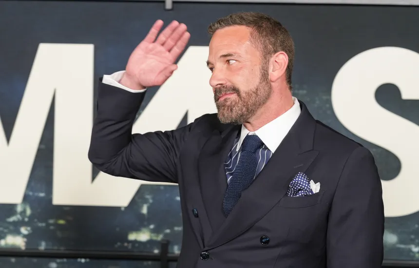 sinemaZZi's tweet photo. Ben Affleck, Tom Cruise’un “DIGGER” filmine yönelik tepkilere karşı çıktı.

Risk alan filmlerin başarısızlığının kutlanmaması gerektiğini söyleyen Affleck:

“Risk alan filmleri cezalandırırsanız, sonunda birbirinin aynısı filmler izlersiniz.” https://t.co/v26tjLmjLY