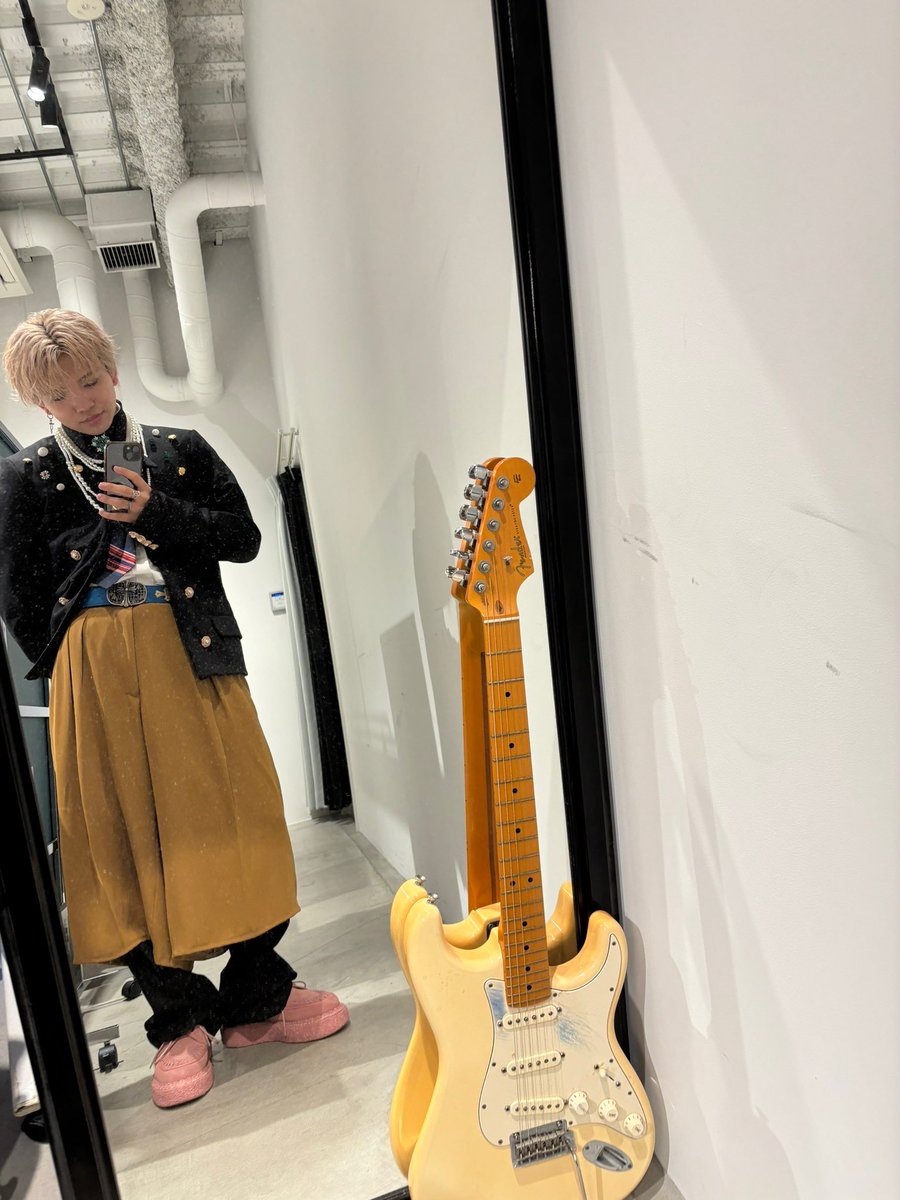 LIL_LEAGUE_'s tweet photo. 【#山田晃大🤖】

さあ、徐々に近づいてるぞ、、

『LIL LEAGUE's place "ATELIER" 2026』
LIL LEAGUE OFFICIAL FANCLUB チケット追加販売決定しました❤️‍🔥
https://t.co/d4NBc3vXsV

▼受付期間
10/18(日)23:00まで

ほーーーーんとうに観なきゃ損。
後悔する。まじで。
って感じなのでぜひチェックしてください！

ちなみに。。。
僕がキービジュアルフォトで持っているこのギター。
実はEXILE SHOKICHIさんが僕にくださったお下がりなんです🎸

そしてそして。
12/23リリースの7th Singleの情報も解禁されましたね、、、

ここから怒涛の下半期。
乗り遅れのないように🌊

#LILLEAGUE
#LIL_ATELIER