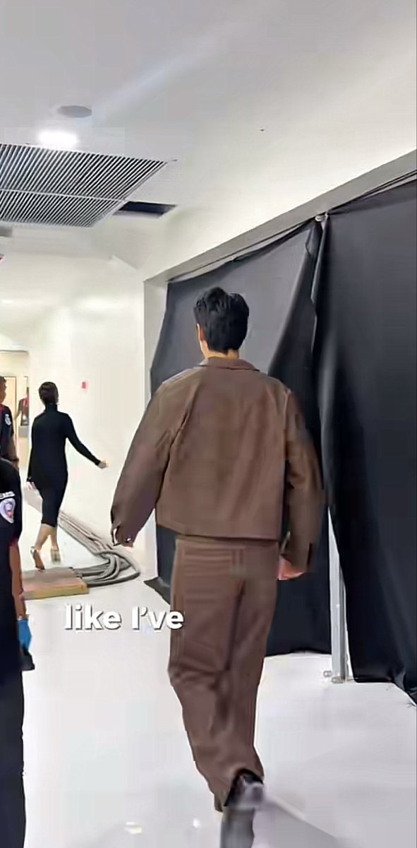 ciaodonbelle's tweet photo. HULI KAYO 😭 b just being her usual self while donny’s casually walking behind her backstage like PLS ok donbelle kunwari hindi ko kayo nakita. https://t.co/0E4qTJYB60