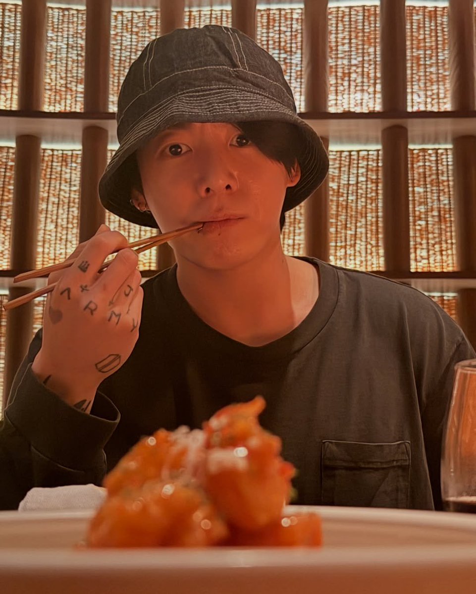 jkvlomls's tweet photo. baby light bulb ☹️💗 https://t.co/BmzzwyCYIA