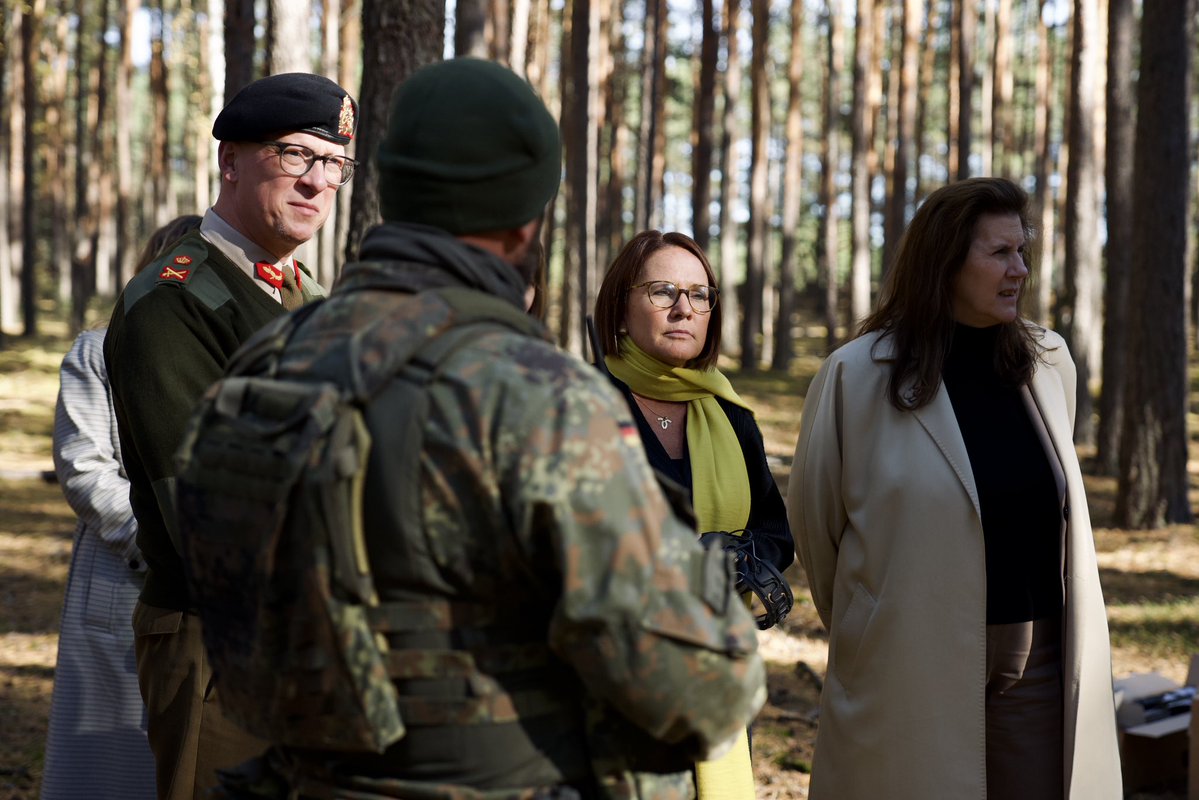 Defense_lu's tweet photo. At @STC_EUMAM_UA HUB North, Minister of Defence @Yuriko_Backes &amp; Gen Robinet had the opportunity to observe an Advanced Tactical &amp; Firing Training session for Ukrainian Cadets. The session was led by a Luxembourg NCO, integrated in @bundeswehrInfo Mountain Infantry Battalion 231. https://t.co/J43a6ELtnW
