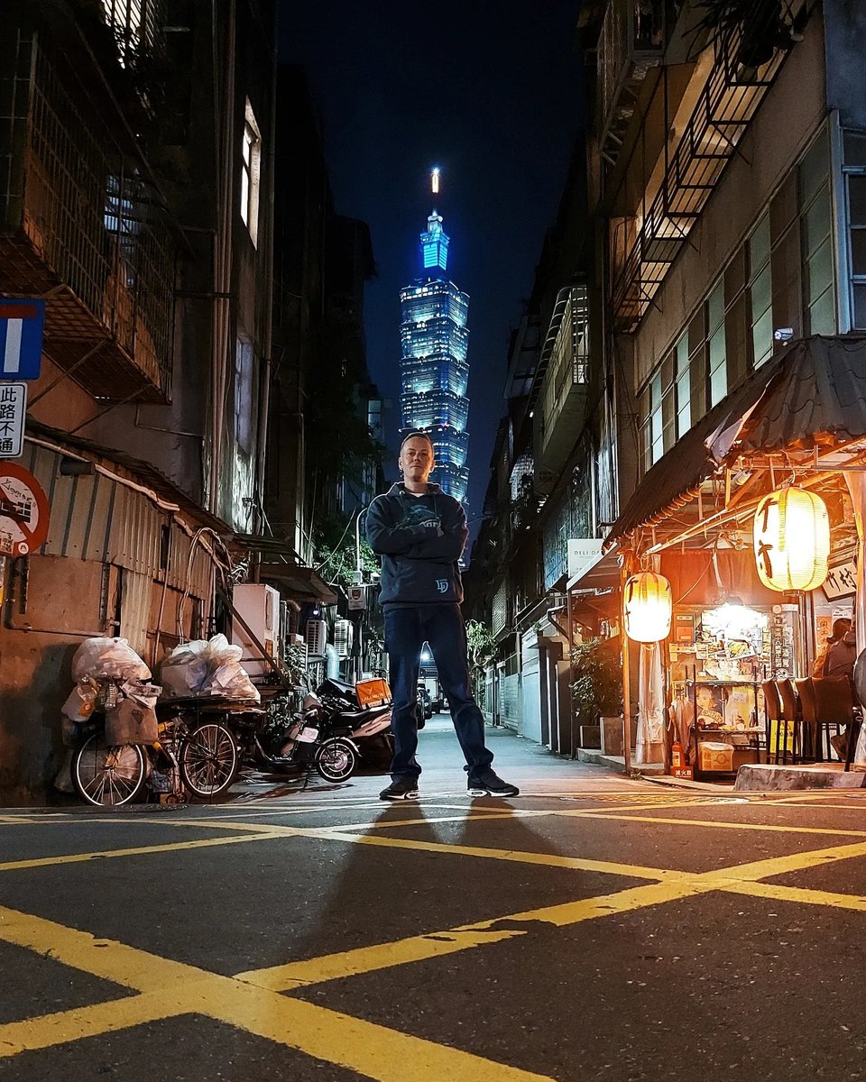 danniellys's tweet photo. Posing in Taiwan. https://t.co/4ijHSXaVjR