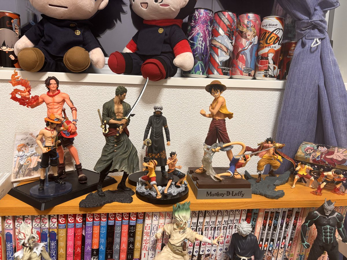 tapiokanamioka1's tweet photo. Eu ia vender esse bonecos, mas decidi que não venderei, vou doá-los, porém o complicado é escolher alguém para doar, Eu não tenho mais interesse no One piece tão pouco meu filho e marido, todos nós  meio que perdemos a vontade de acompanhar ou ter coleção do One piece. https://t.co/jfI5J2tOaR