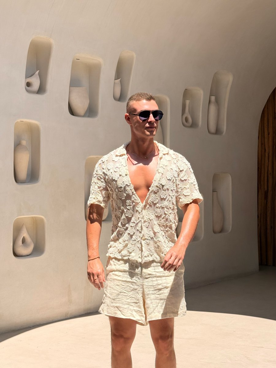 Katherine_Joha's tweet photo. Super Paradise is where a relaxed beach day becomes a Mykonos party. Come early for crystal-clear water and sunbeds, then stay as cocktails, house music and beach energy take over. Peaceful morning or party later? https://t.co/KW0AZN6zPd