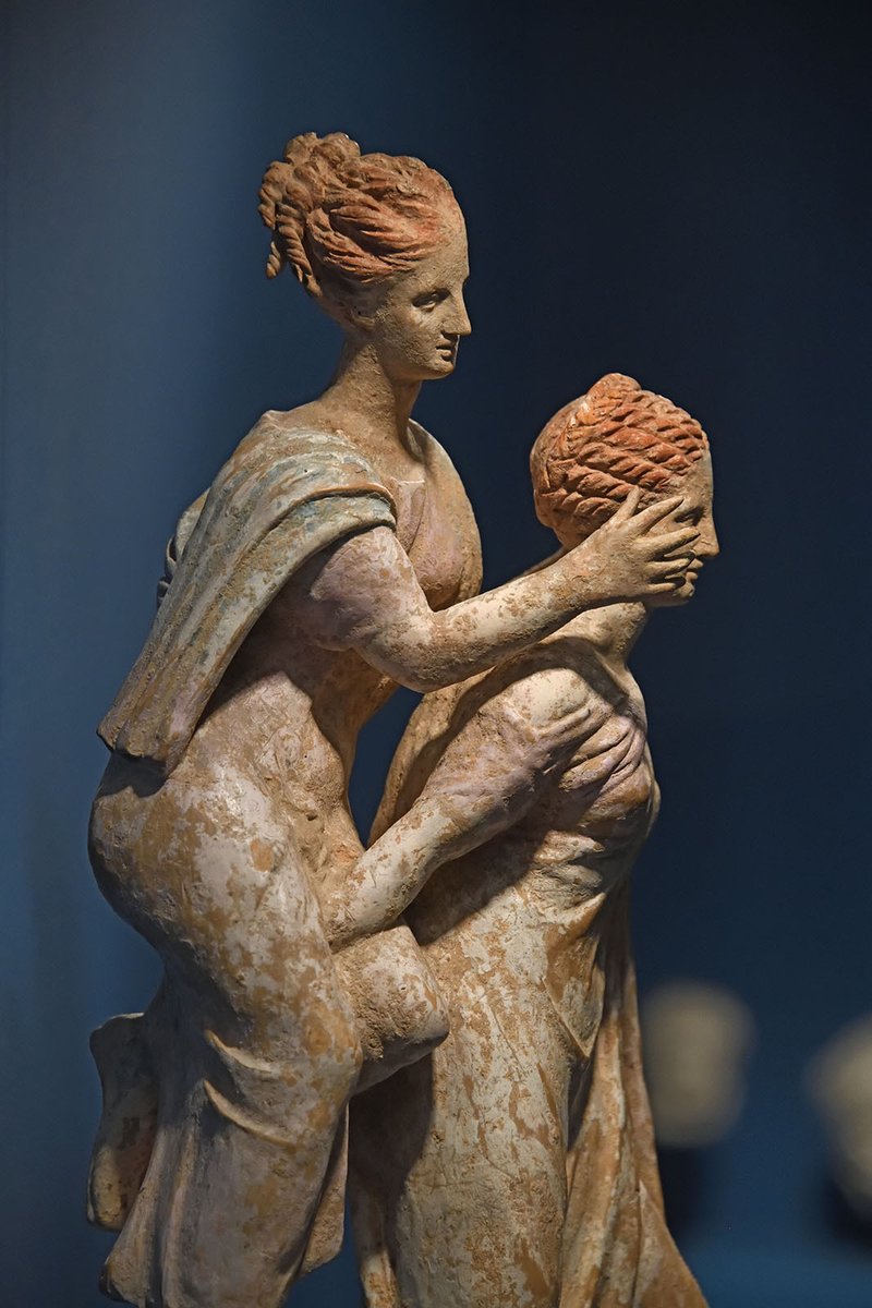HeraklesCithare's tweet photo. Deux jeunes femmes jouant à l'éphédrismôs réalisées avec talent par un coroplathe corinthien. 

IIIe siècle av. J.-C. Allard Pierson Museum, USA. https://t.co/3mndT3wdTI