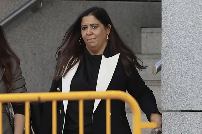veintimillapie's tweet photo. La juez Biedma pide a la Audiencia Nacional que impute al ex juez que la amenazó por orden de las 'cloacas' del PSOE
Ya debería estar imputado. https://t.co/9k9dMBdcwM