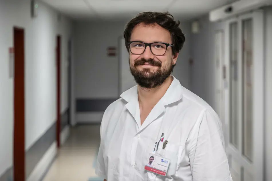 FN_Ostrava's tweet photo. 👏Ve @FN_Ostrava🏥jsme neskutečně hrdí na našeho lékaře🫀Kardiochirurgického centra Branislava Bezáka. 

🧑‍⚕️Dostal se totiž do výběru 4⃣0⃣ nejlepších kardiochirurgů světa, kterým ještě nebylo 4⃣0⃣ let. 

🎯Do prestižního žebříčku 40 pod 40 ho zařadila @EACTS, tedy Evropská asociace kardiotorakální chirurgie.

👏Panu doktorovi moc gratulujeme a jsme rádi, že je součástí týmu ostravské fakultní nemocnice. #fajnafakultka

👉Podrobnosti čtěte zde➡️https://t.co/JzWOHqjbp0

👉Kompletní žebříček 40 pod 40 naleznete na následujícím odkazu➡️https://t.co/hrhkY2ejbt