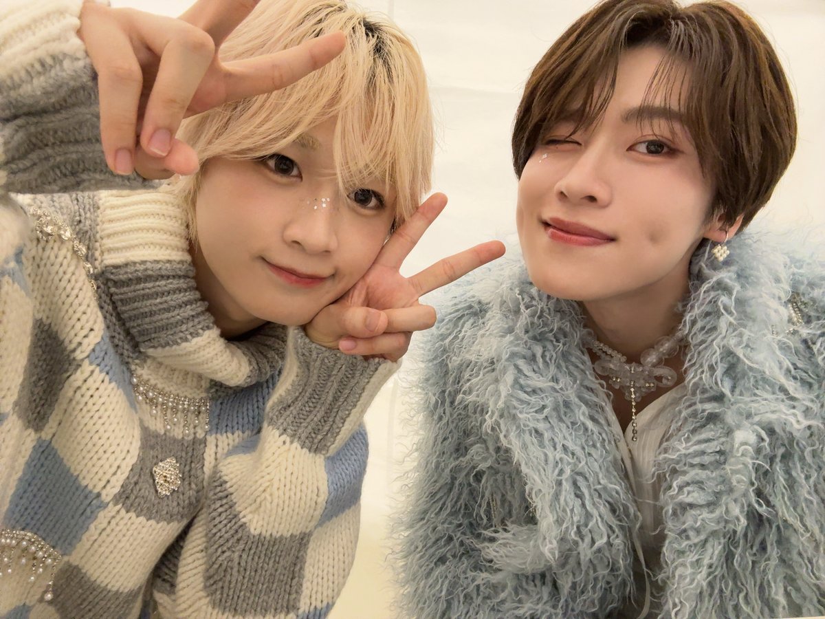 official_DXTEEN's tweet photo. [#大久保波留]
昨日のリリイベのユニットトークです🩷💙💜
次もお楽しみに✌️

#DXTEEN_相思想愛
#DXTEEN #OKUBONALU https://t.co/U670jfalKi