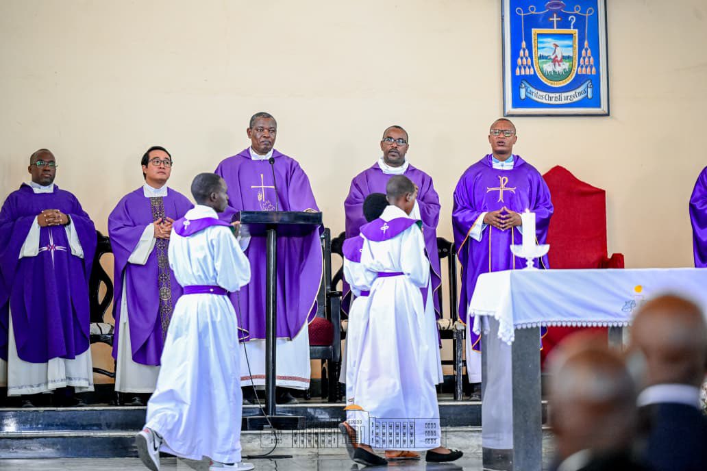 NtareHouse's tweet photo. Les cérémonies commémoratives du 65ème anniversaire de l’assassinat du Prince Louis #Rwagasore se sont poursuivies par une messe célébrée à la cathédrale Regina Mundi de Bujumbura.

La célébration a connu la participation de S.E. @GeneralNeva, Président de la République du Burundi et Président en exercice de l’Union africaine,  de hautes autorités du pays, de la famille de sang du Prince, des membres du Corps diplomatique et consulaire accrédités au Burundi et de la population.