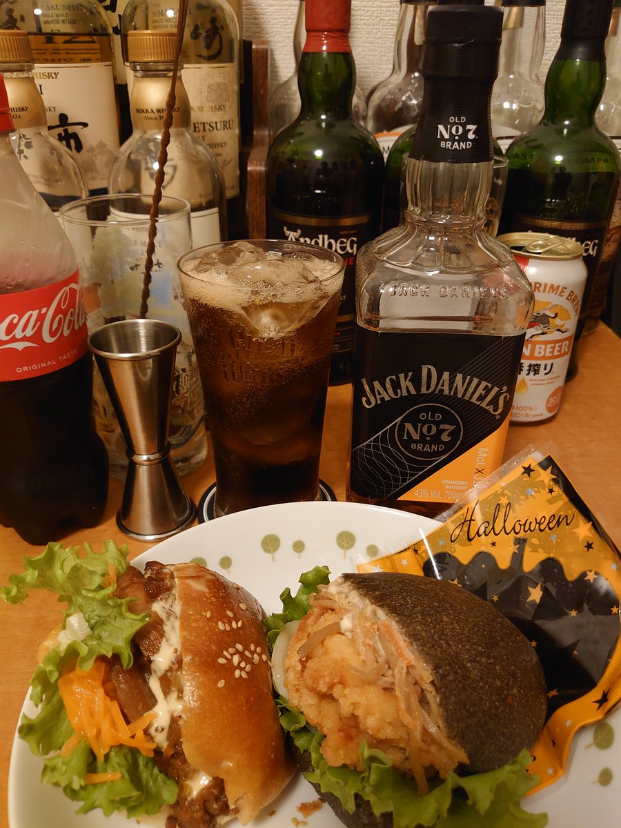GTR50italdesign's tweet photo. しごおわ🙌
今日は自分のお店のハンバーガーを食べながら晩酌タイム😋🍔
黒バンズのハロウィンバーガーおすすめです🎃
キリン一番搾りからの今日はコークハイでお疲れKP🥃✨
ジャックダニエル
メーカーズマーク  レッドトップ
ワイルドターキー8年
バーガー3つは…お腹いっぱいです🥴
お疲れ様でした🙇 https://t.co/kATAoSsX39