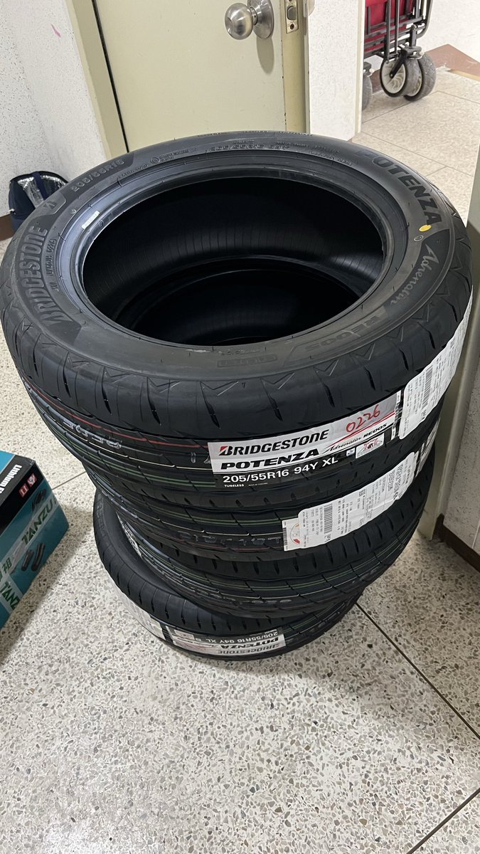 konokuruma_'s tweet photo. 新しいタイヤを買った！！ ブリッジストーン ポテンザ RE005 のサイズは205 55 16だよ https://t.co/D8VjHJGYqY