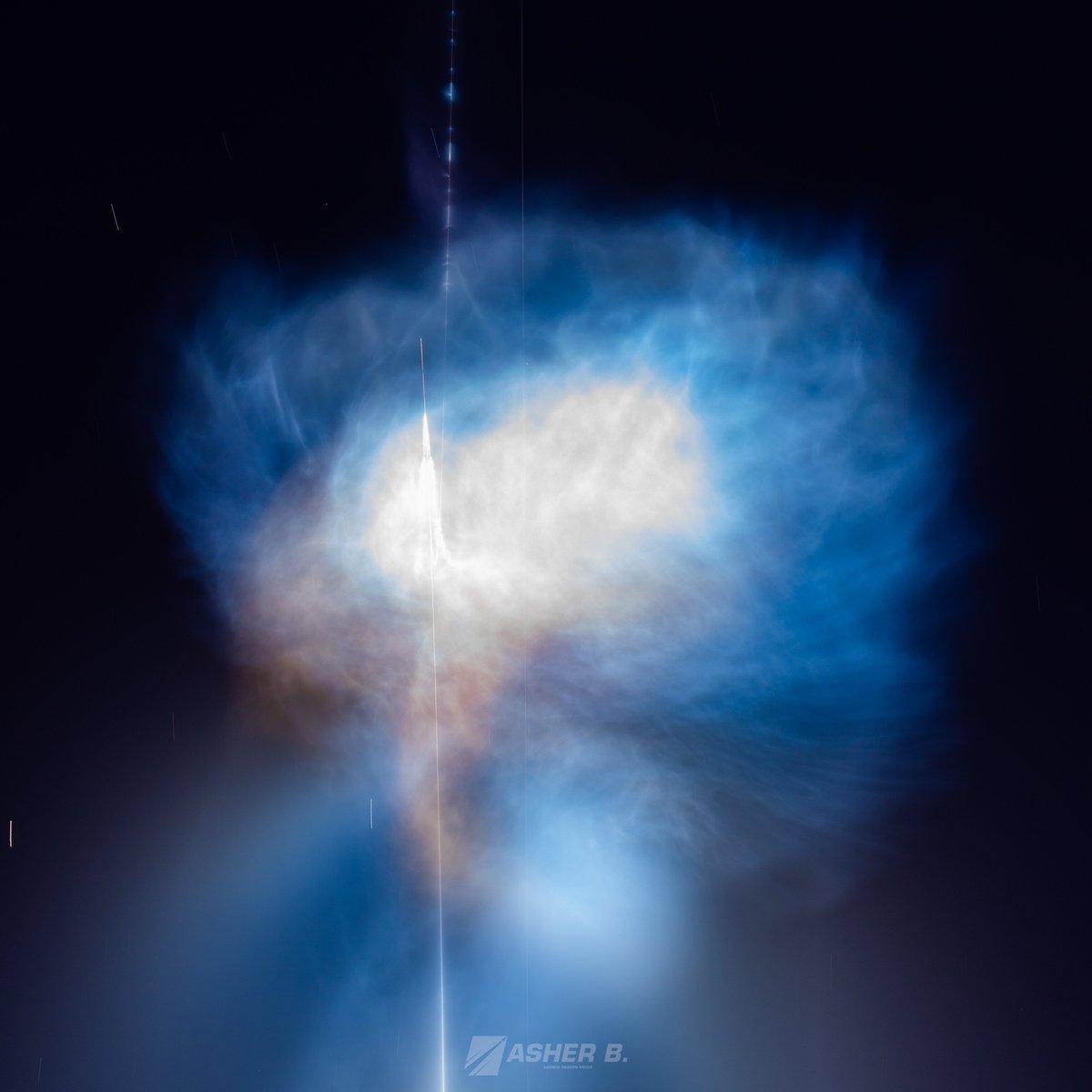 asherbphotos's tweet photo. Falcon 9 creates an insane jellyfish as B1096 heads back towards land and the second stage lofts Cargo Dragon towards the International Space Station, which is also visible in this shot!

You can see the ISS streak by near the center of the photo as a faint line. So cool to see!

📸 - @LaunchHeavenX