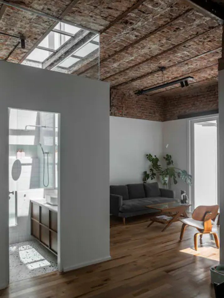 waiting_4no1's tweet photo. Una arquitecta reformó su PH e hizo de los techos y el patio el centro del proyecto https://t.co/mfYgc7vSXN https://t.co/lNbb544e1F