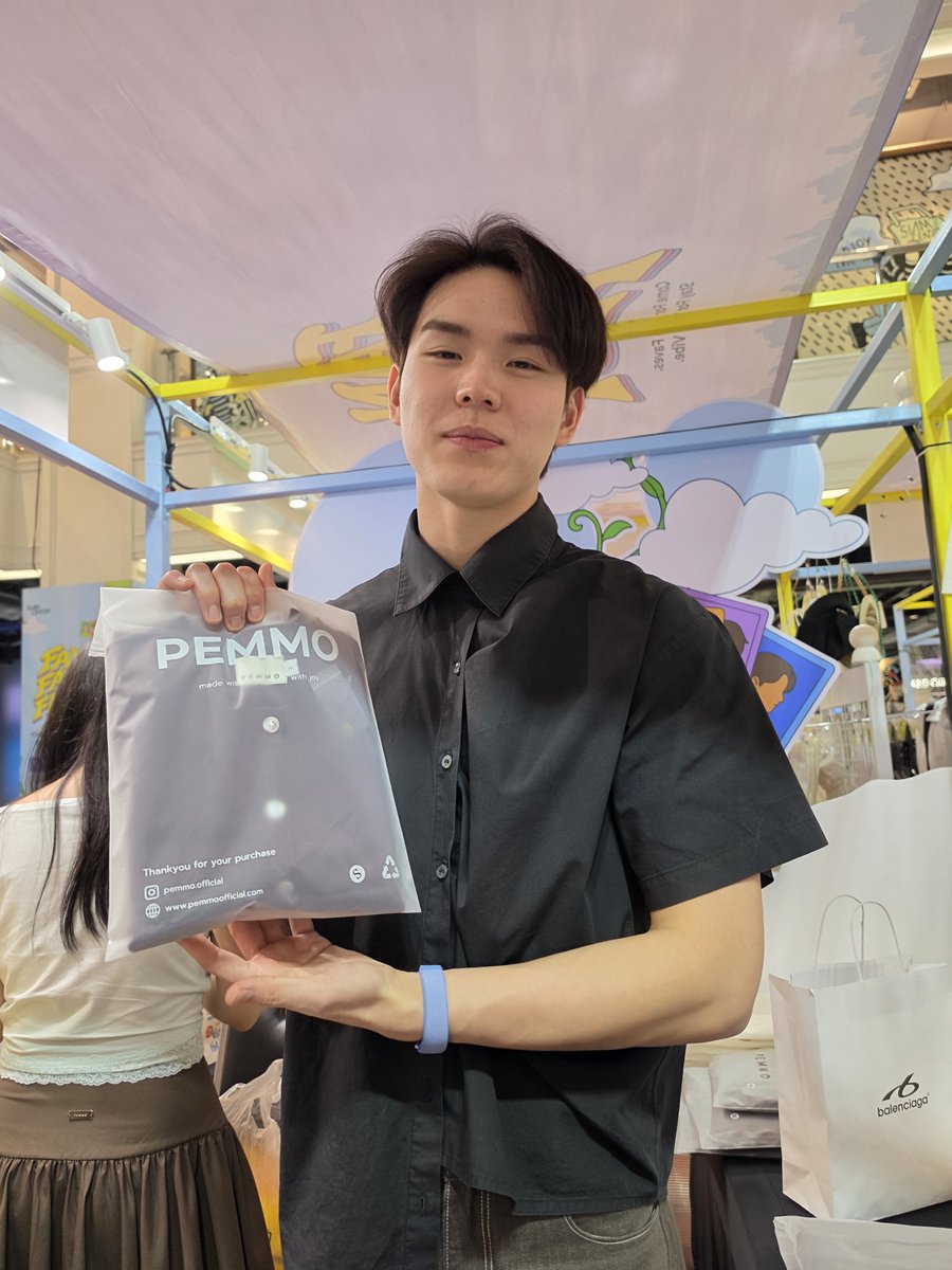 ddragon9898's tweet photo. ปิงน่ารักพอเห็น... มาด้วยเหรอ  555
พอบอกจะซื้อคาร์ดิแกนสีม่วง
เธอบอกเหลือตัวสุดท้าย...ไม่รู้รอใครอยู่
พ่อค้าน่ารักมาก

#PingKrittanun https://t.co/vE6YZiFGTl