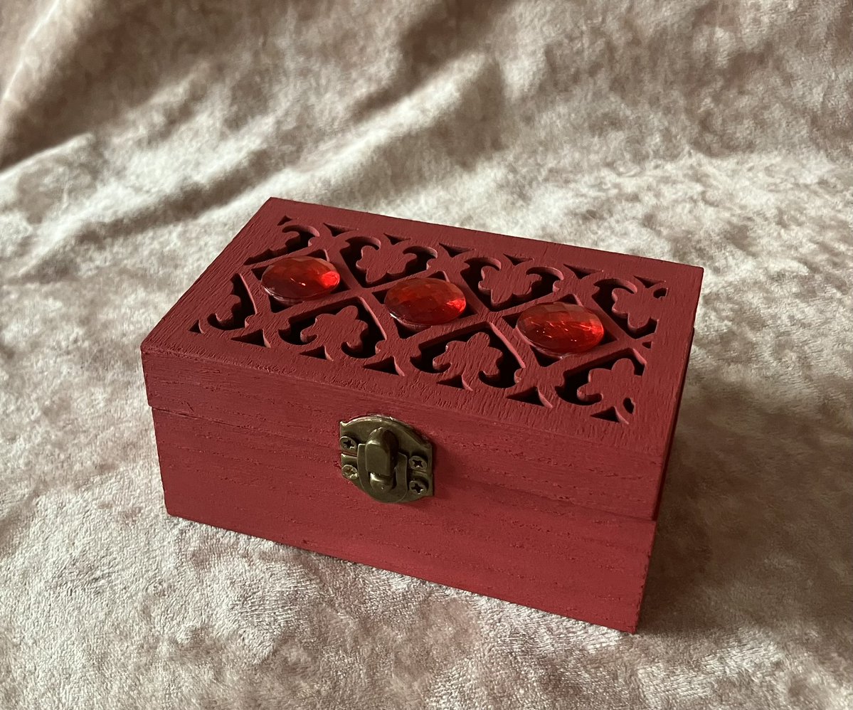 solotties's tweet photo. Red Trinket Box, Handcrafted Gem Embellished Jewellery Storage – Rectangle Shape. Dressing Table Storage https://t.co/lfqNZnDXDr https://t.co/mKfISK21qV #StorageBox #KeepsakeBox #JewelleryBox #eBay #Etsy https://t.co/ORGBre1Pve