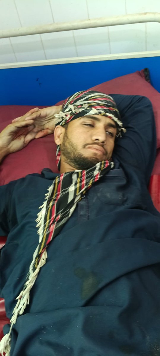 SenatorMushtaq's tweet photo. جمہوریت کی بات کرنا جرم ہے؟؟ اپنا حق حکمرانی مانگنا دہشتگردی ہے؟؟؟ پی ٹی آئی مظاہرین کے خلاف ریاستی تشدد جاری، کریک ڈاؤن جاری،سیدھی فائرنگ، شیلنگ سے متعدد کارکنان زخمی۔۔۔۔یہ اس مٹی کے مخلص جمہوری اقدار پر یقین رکھنے والے نوجوان ہیں،ریاست پر قابض قوتیں بتائیں جب آپ ان کیلئے جمہوری راستہ بند کرینگے دیوار سے لگائیں گے تو آپ دہشتگردی کو ختم نہیں بلکہ دہشتگردی کو فروغ دے رہے ہیں۔اس فاشزم ،سرکاری دہشتگردی کی مذمت کرتا ہوں۔۔
قبائلی ضلع خیبر کی تحصیل باڑہ میں پاکستان تحریک انصاف کے مظاہرین کے خلاف پولیس کا کریک ڈاؤن جاری ہے۔ مظاہرین کو منتشر کرنے کے لیے سیدھی فائرنگ اور آنسو گیس کے شیل۔۔۔۔
ذرائع نے تصدیق کی ہے کہ شیلنگ کے نتیجے میں متعدد پُرامن کارکنان زخمی ہوگئے، جنہیں طبی امداد کے لیے اسپتال منتقل کردیا گیا۔