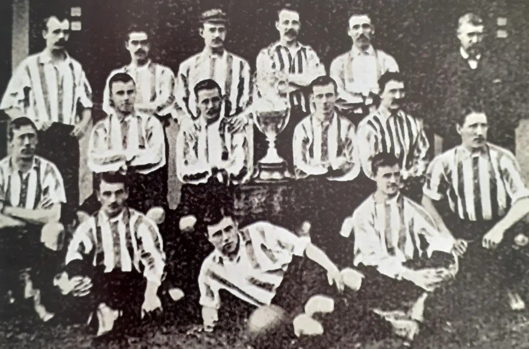 Footyorigin's tweet photo. 1 September 1894.
Sunderland vs Derby County.

The referee misses his train so they start with a local stand-in.

Sunderland lead 3-0 at half-time.

Then the real ref turns up and says start again😭

They play two more halves.

Official result: Sunderland 8-0.

Eleven goals in one afternoon😂 
#FootyOrigin