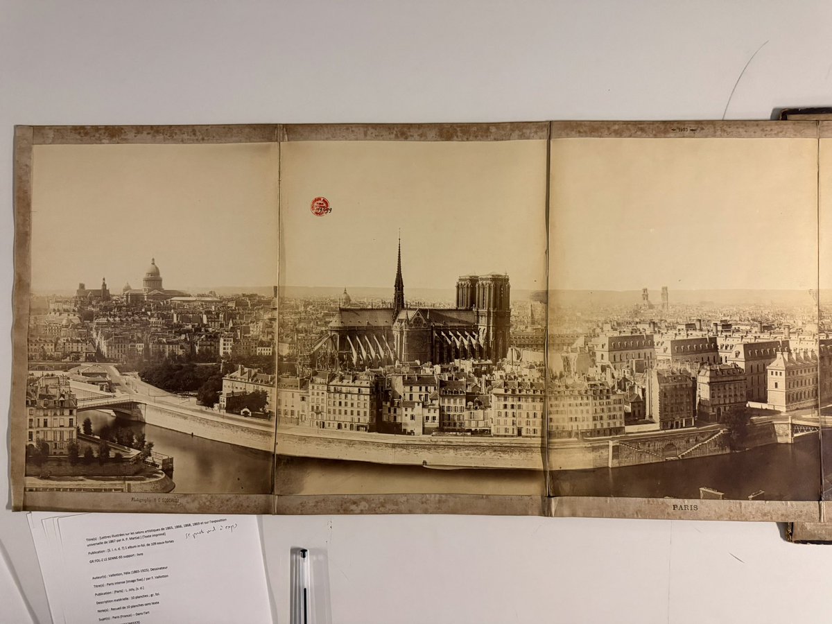 fred_manfrin's tweet photo. Ça c’est la vue panoramique de Paris ! Trouvé ce matin en magasin ! Et ce sont de vraies photographies, prises depuis les toits de Saint-Gervais, peu après la Commune , par Henri Godefroy.
Je vous mets des détails dans le post suivant⤵️ https://t.co/TLO3hr5q5b