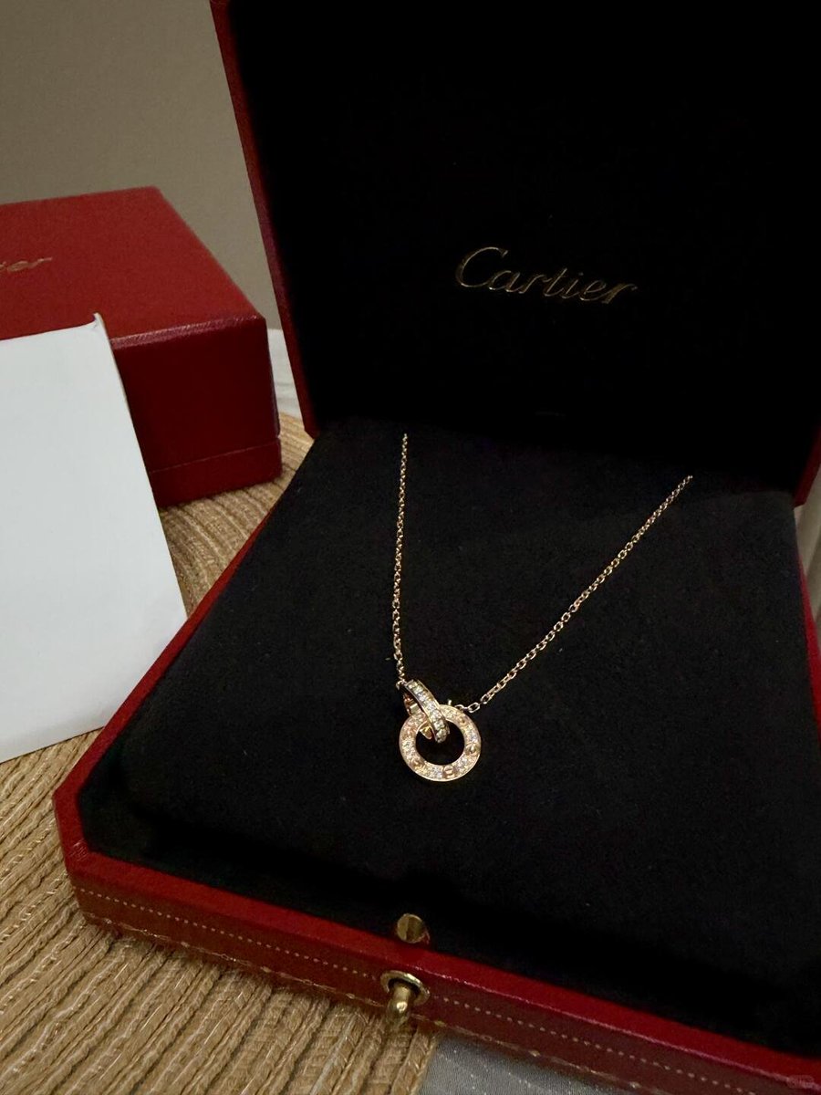 Pmidoriiro's tweet photo. The Cartier diamond necklace feels like the perfect gift for my mom. It’s elegant and meaningful, and I feel like it would be a gift she’d be really happy to receive. https://t.co/ewGRKi7ACK