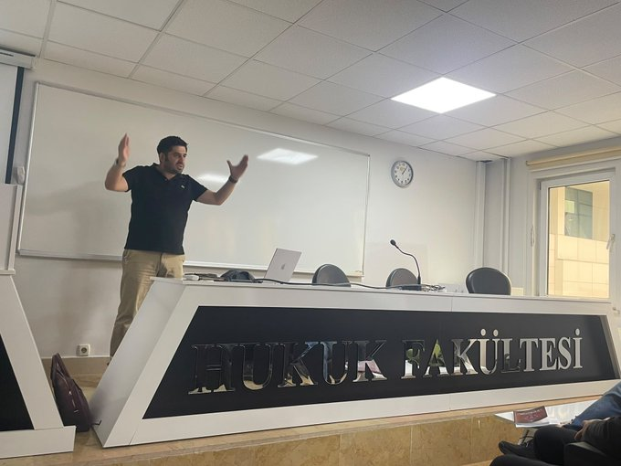 guedesmichelle3's tweet photo. Sakarya Üniversitesi Hukuk Fakültesi Dekanı Prof. Dr. Şafak Narbay, Bilgisayar ve Bilişim Bilimleri Fakültesi Dekanı Prof. Dr. Numan Çelebi ve değerli 

@ilkerpr
#SakaryaÜniversitesi #FinansalOkuryazarlık #Borsa #SermayePiyasaları #Hukuk #Bilişim https://t.co/PlD8Y1lazA