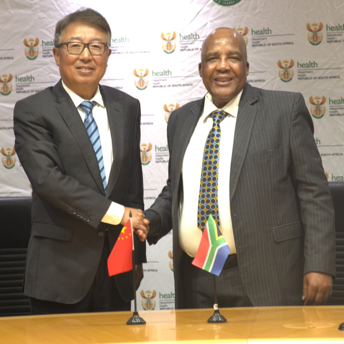 AmbWuPeng's tweet photo. I had a productive meeting with Minister of Health, Dr Aaron Motsoaledi in Pretoria yesterday. We exchanged views on strengthening China–South Africa cooperation in health. China stands ready to work with South Africa to deepen practical cooperation in public health, infectious disease prevention and control, and medical research. Together, we can better protect the health of our peoples and contribute to regional and global public health.