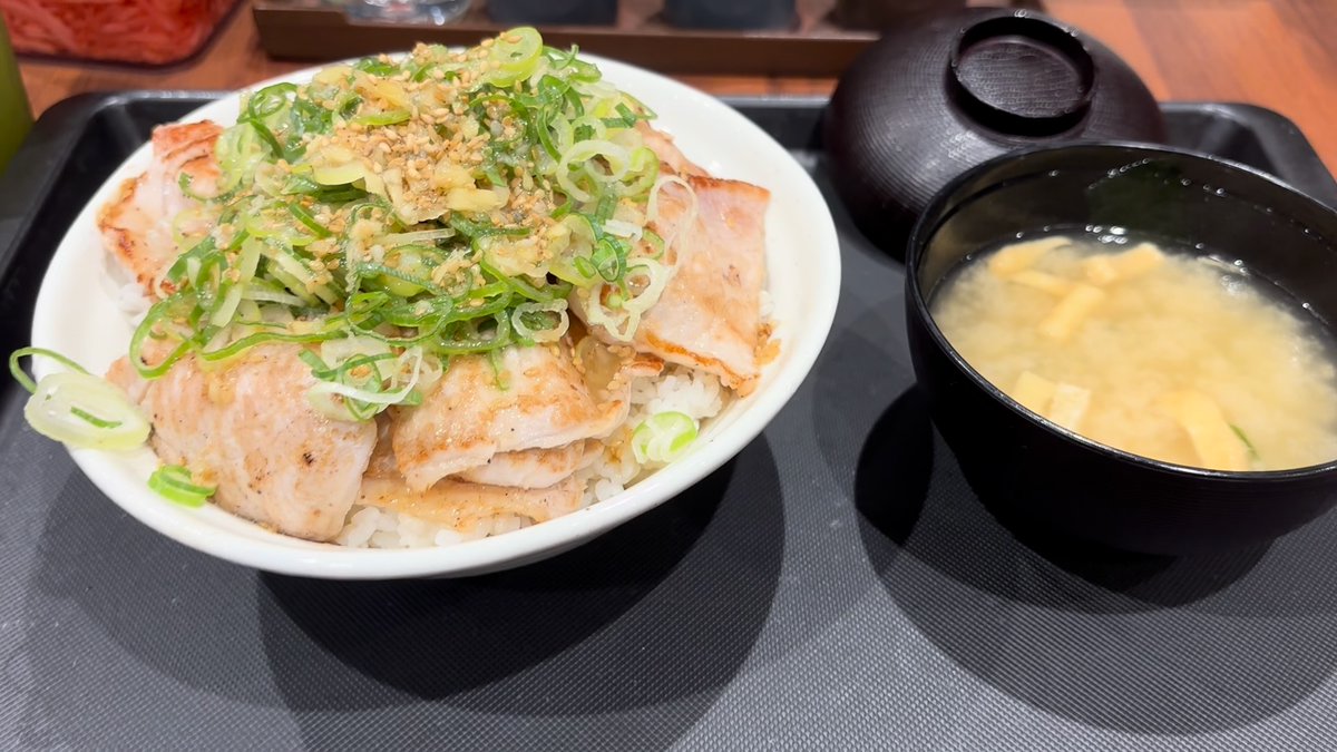 BChirurg's tweet photo. 本日、発売の松屋のMEGA盛り。キムカル丼と豚ロースネギ塩丼の両方を食べてきました。1週間の期間限定です。どちらもおいしかったです。 #松屋 #MEGA盛り https://t.co/Zh8PzxAi5w