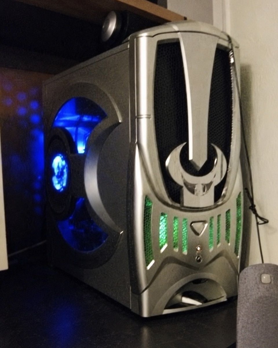 internetpreai's tweet photo. some weird pc designs from the early 2000s https://t.co/su81OvXXEW