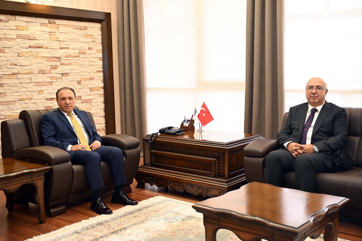 kocatepeuniv's tweet photo. Türkiye Cumhuriyet Merkez Bankası (TCMB) Banka Meclis Üyesi Prof. Dr. Muhsin Kar, “İslam’da İktisadi Kalkınmanın Temelleri” başlıklı konferansı vermek üzere geldiği Afyon Kocatepe Üniversitesinde, Rektörümüz Prof. Dr. Mehmet Karakaş’a nezaket ziyaretinde bulundu.

🤝 Ziyarette, Rektör Yardımcılarımız Prof. Dr. Şuayıp Özdemir ve Prof. Dr. Murat Peker ile İktisadi ve İdari Bilimler Fakültesi Öğretim Üyesi Prof. Dr. Tuğrul Kandemir de yer aldı.

@Karakas1969 
#AfyonKocatepeÜniversitesi #AKÜ #TCMB #MuhsinKar
