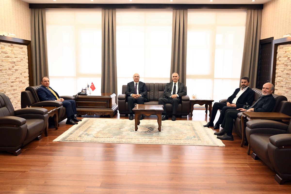 kocatepeuniv's tweet photo. Türkiye Cumhuriyet Merkez Bankası (TCMB) Banka Meclis Üyesi Prof. Dr. Muhsin Kar, “İslam’da İktisadi Kalkınmanın Temelleri” başlıklı konferansı vermek üzere geldiği Afyon Kocatepe Üniversitesinde, Rektörümüz Prof. Dr. Mehmet Karakaş’a nezaket ziyaretinde bulundu.

🤝 Ziyarette, Rektör Yardımcılarımız Prof. Dr. Şuayıp Özdemir ve Prof. Dr. Murat Peker ile İktisadi ve İdari Bilimler Fakültesi Öğretim Üyesi Prof. Dr. Tuğrul Kandemir de yer aldı.

@Karakas1969 
#AfyonKocatepeÜniversitesi #AKÜ #TCMB #MuhsinKar