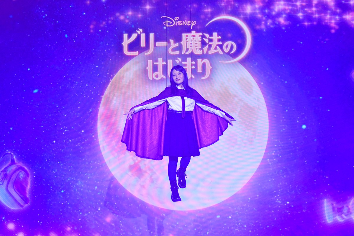 DisneyStudioJ_A's tweet photo. 🪄 #新ディズニーヒロイン畑芽育 ˎˊ˗
💬感動して涙が出そうになるのをグッとこらえました
⠀
『#ビリーと魔法のはじまり』
新時代の型破りなディズニーヒロイン
ビリー役日本版声優に決定した #畑芽育 さん✨
⠀
“空飛ぶ魔法”で“型破り”にサプライズ登場する
新ディズニーヒロイン日本版声優発表イベントを開催💫

公開を心待ちにしているファンに向けて畑さんは
「今できる最大限の力を振り絞って、一生懸命ビリーに寄り添ってお芝居をさせていただきました。
観た方にたくさんのエールや勇気を与える、本当に明るくてハッピーになれる作品です。
ぜひ今年の冬は映画館で『ビリーと魔法のはじまり』と一緒に過ごしてください！」
とメッセージ💌

ディズニーヒロイン史上初となる
“現代の高校生”ビリーが
魔法使いたちの暮らす王国❝ヘックス❞へ🪄

「#ビリまほ」12/4（金）劇場公開🎬