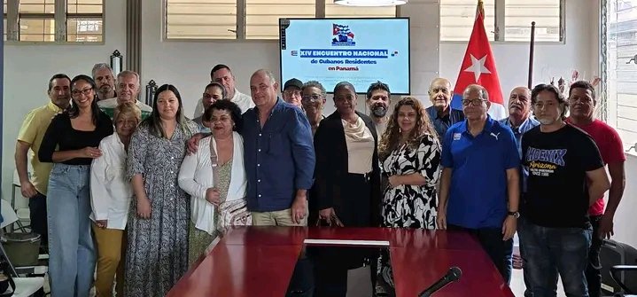 DailynSordoSNTS's tweet photo. 🇨🇺🤝🇵🇦 Residentes cubanos en Panamá demandan fin del bloqueo EEUU a Cuba. 

#CubaNoEsUnaAmenaza el bloqueo sí

(Nota de prensa)👇

https://t.co/9smkTt303G https://t.co/k6P8lt35Dm