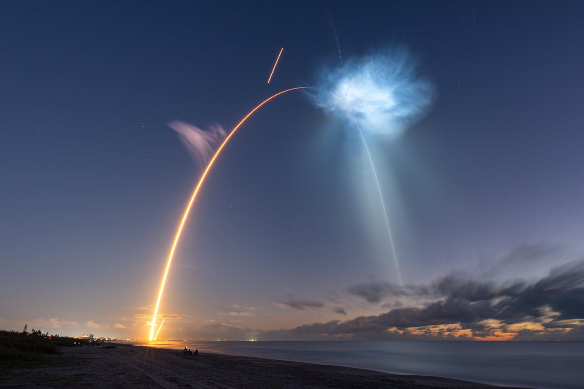johnkrausphotos's tweet photo. Eight-minute long exposure as a Falcon 9 rocket launches Dragon and cargo toward the ISS from Cape Canaveral, Florida, creating a stunning 'jellyfish' effect visible across much of the eastern U.S. https://t.co/T5MrWqlKar