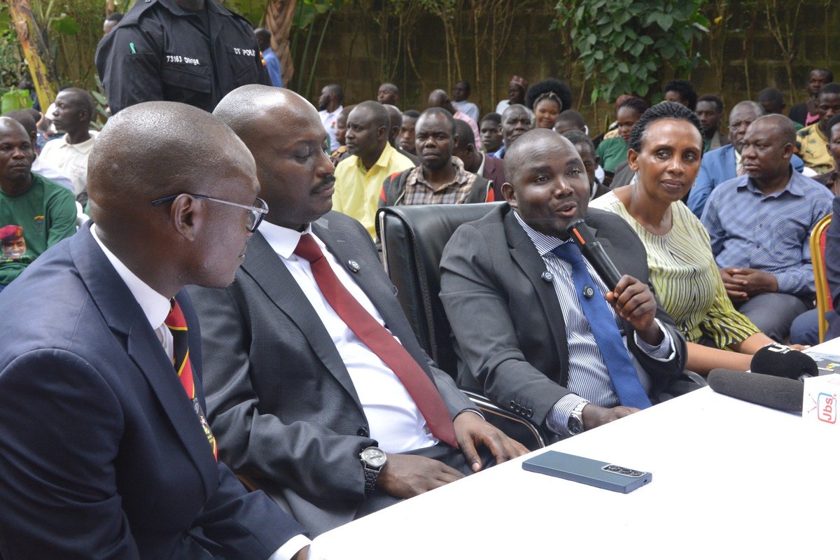 HonTwallafadil's tweet photo. This afternoon I have had a meeting with members of the Makerere University Convocation at the PLU Secretariat.
They also picked books for Endorsement of Gen @mkainerugaba for Presidency 2031. https://t.co/dWV2L3JZyu
