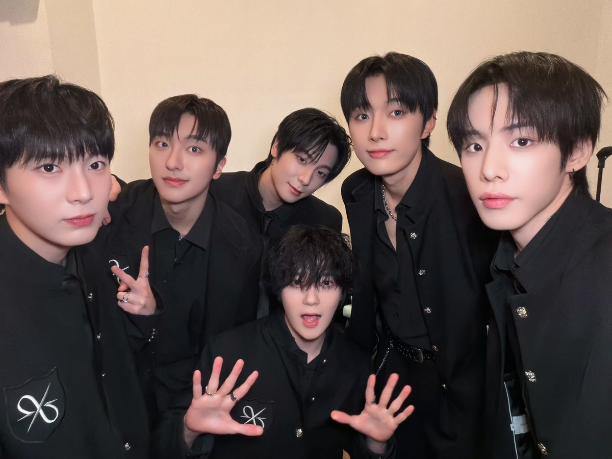 AllboutSebin_ox's tweet photo. 260330 OX OFFICIAL TWITTER UPDATE 

[📸]

OMEGA X LIVE IN JAPAN 2026
<NEW VISION>DAY 3 Completed ✅ 
 
Thank you so much to all Poaegi for sending us such passionate support even on Sunday! 🙏

#OMEGA_X #오메가엑스
#SEBIN #세빈 https://t.co/w2cBHfolAg